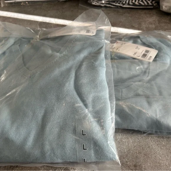 Blue V-Neck Women's Sweater 100% wool - Picture 4 of 8